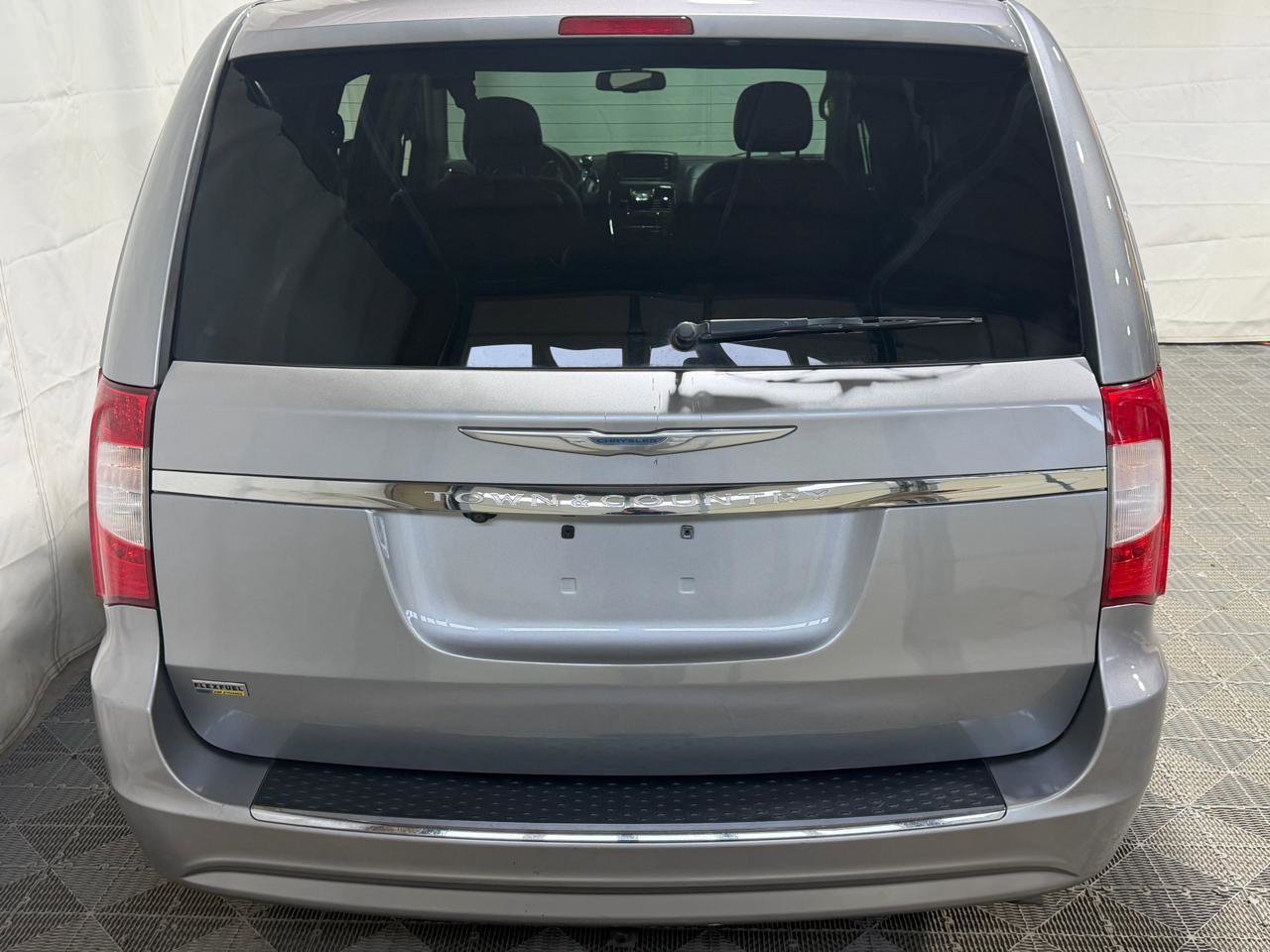 Used 2014 Chrysler Town & Country Touring FWD image 8