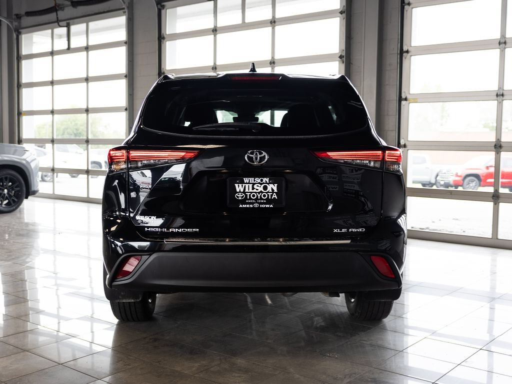 Used 2022 Toyota Highlander XLE AWD/4WD image 4