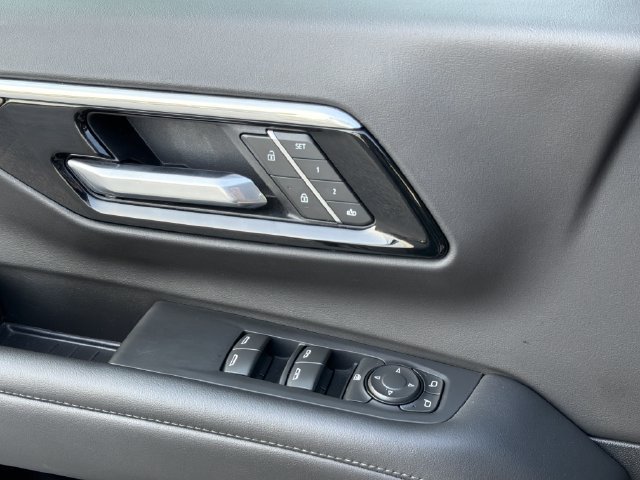 Used 2025 Chevrolet Suburban LT RWD image 21