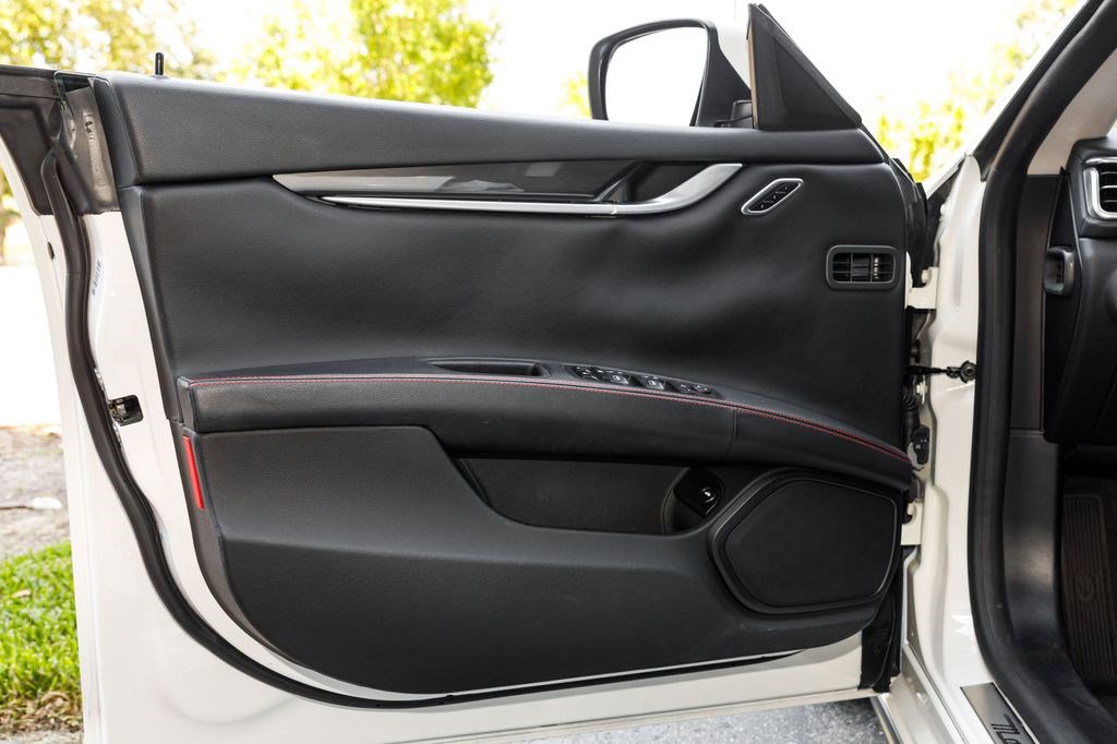 Used 2016 Maserati Ghibli image 31