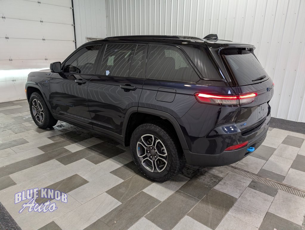 Used 2022 Jeep Grand Cherokee Trailhawk w/ Advanced Protech Group II AWD/4WD image 2