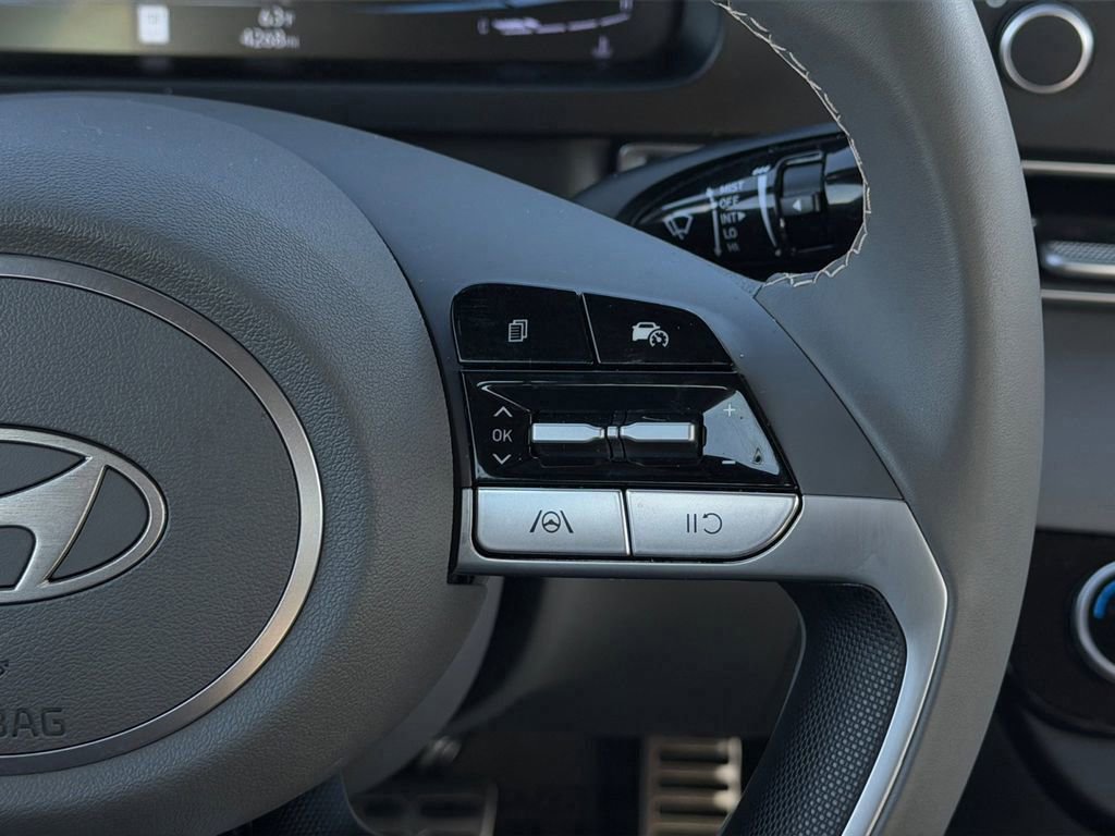 Used 2025 Hyundai Elantra Sport image 16