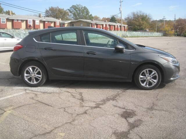 Used 2017 Chevrolet Cruze LT image 4