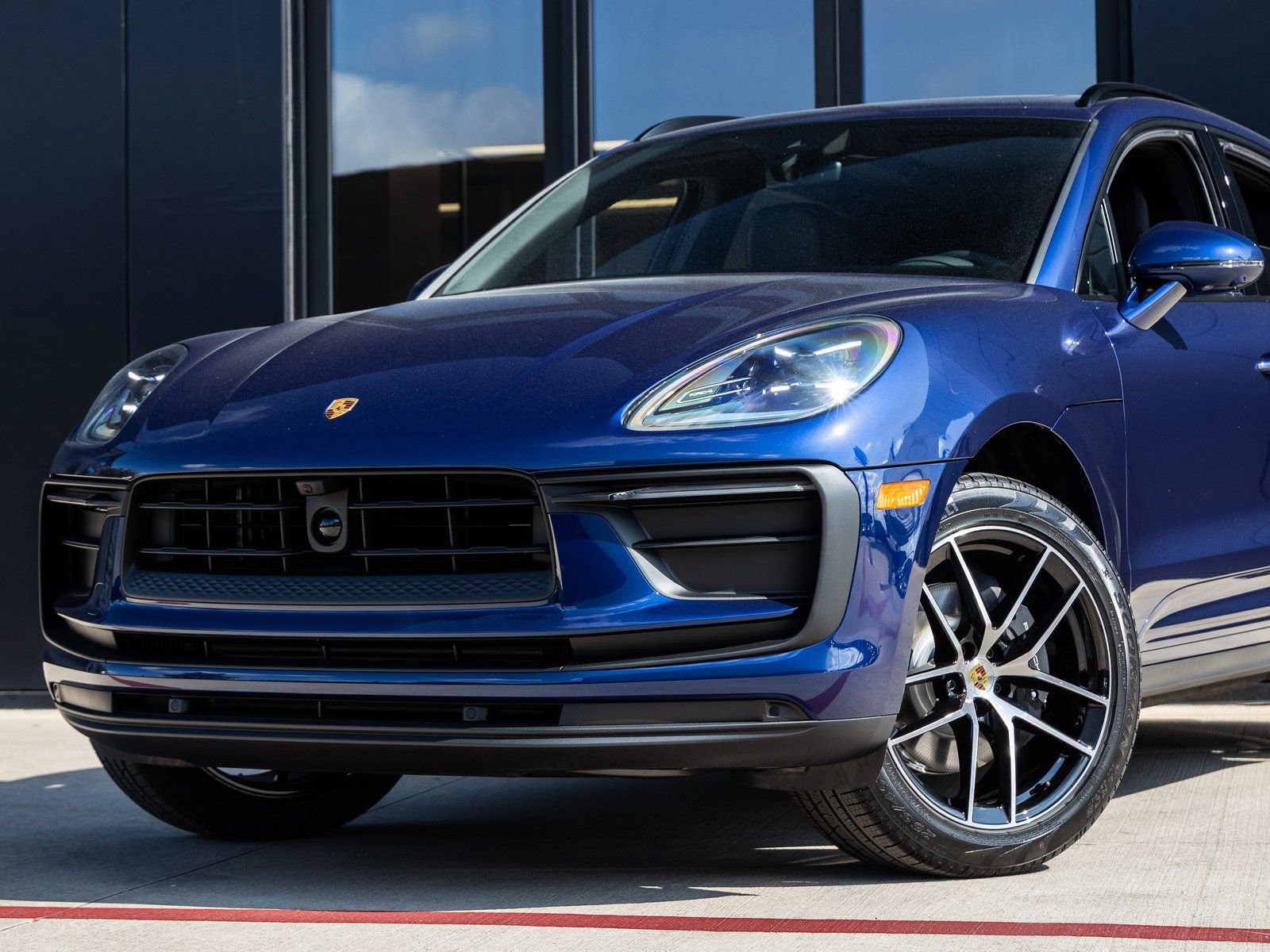 Certified 2025 Porsche Macan image 7