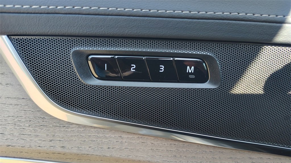 New 2025 Volvo XC90 T8 Core w/ Climate Package image 9