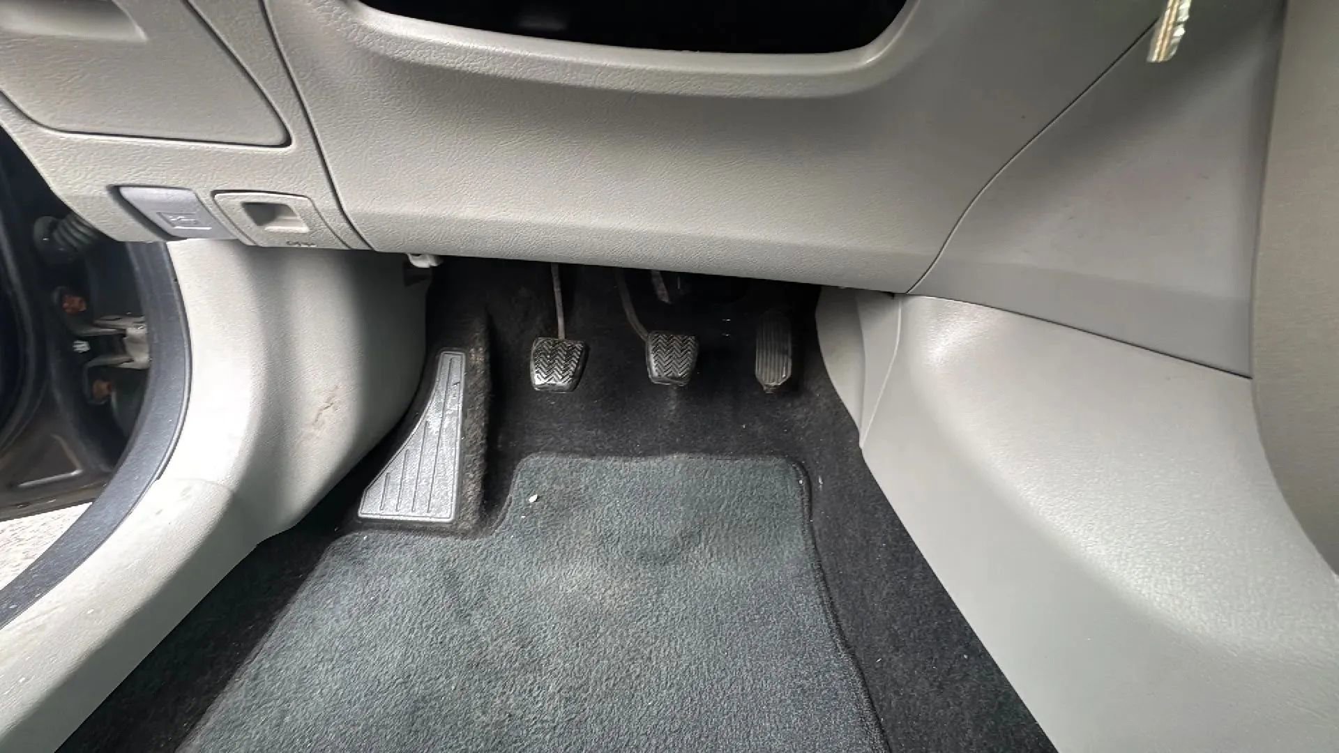 Used 2013 Toyota Corolla L FWD image 15
