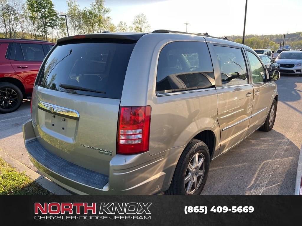 Used 2009 Chrysler Town & Country Touring image 3