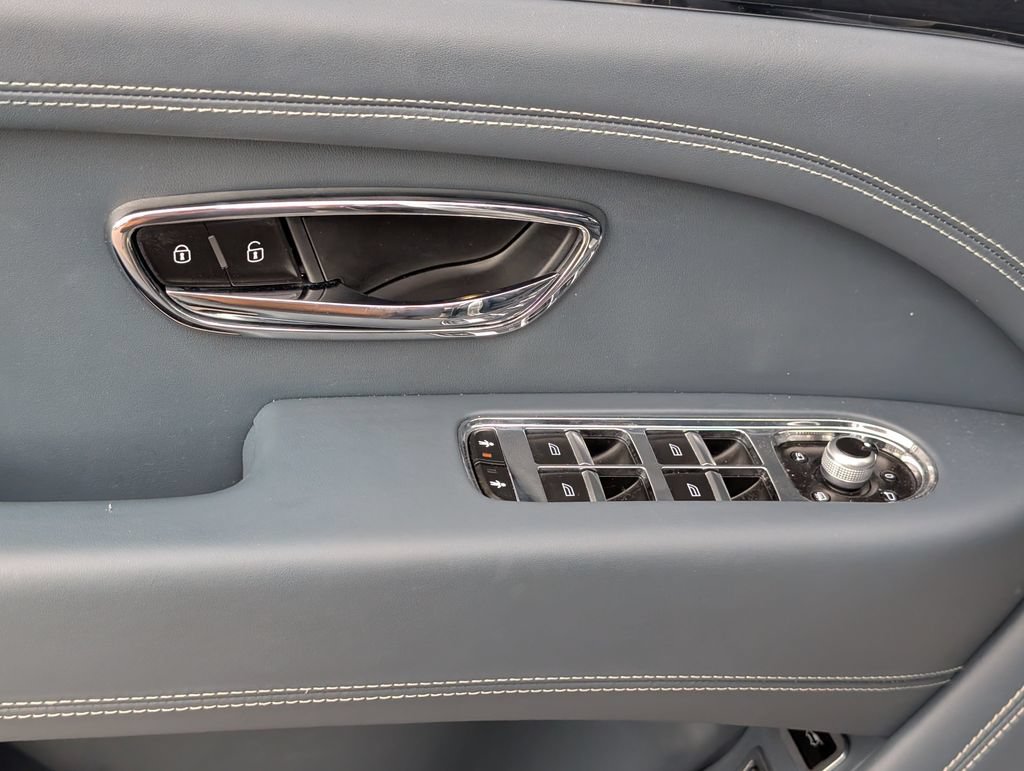 Used 2023 Bentley Bentayga Extended Wheelbase AWD/4WD image 20