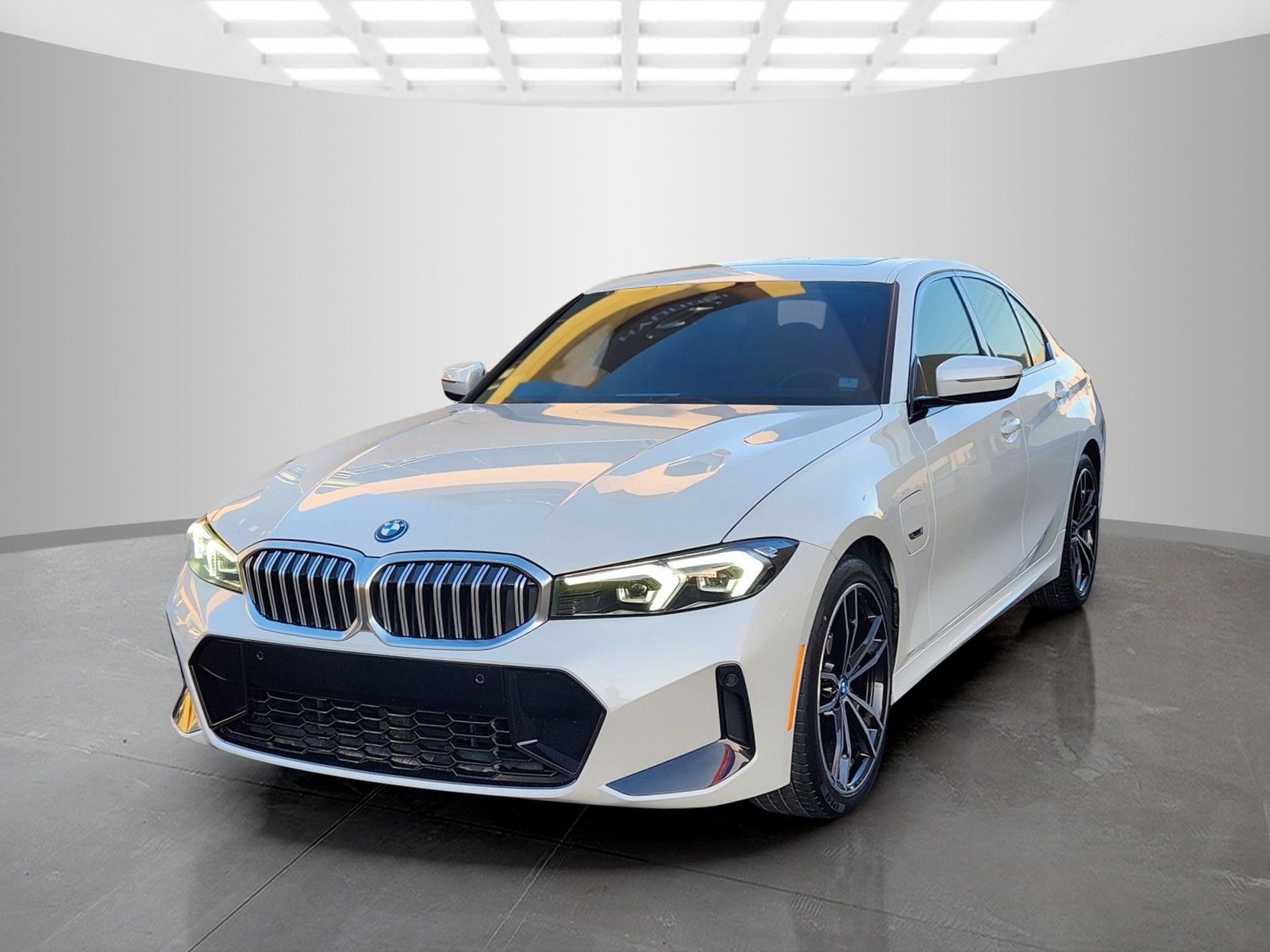 Used 2023 BMW 330e xDrive w/ M Sport Package AWD/4WD image 3