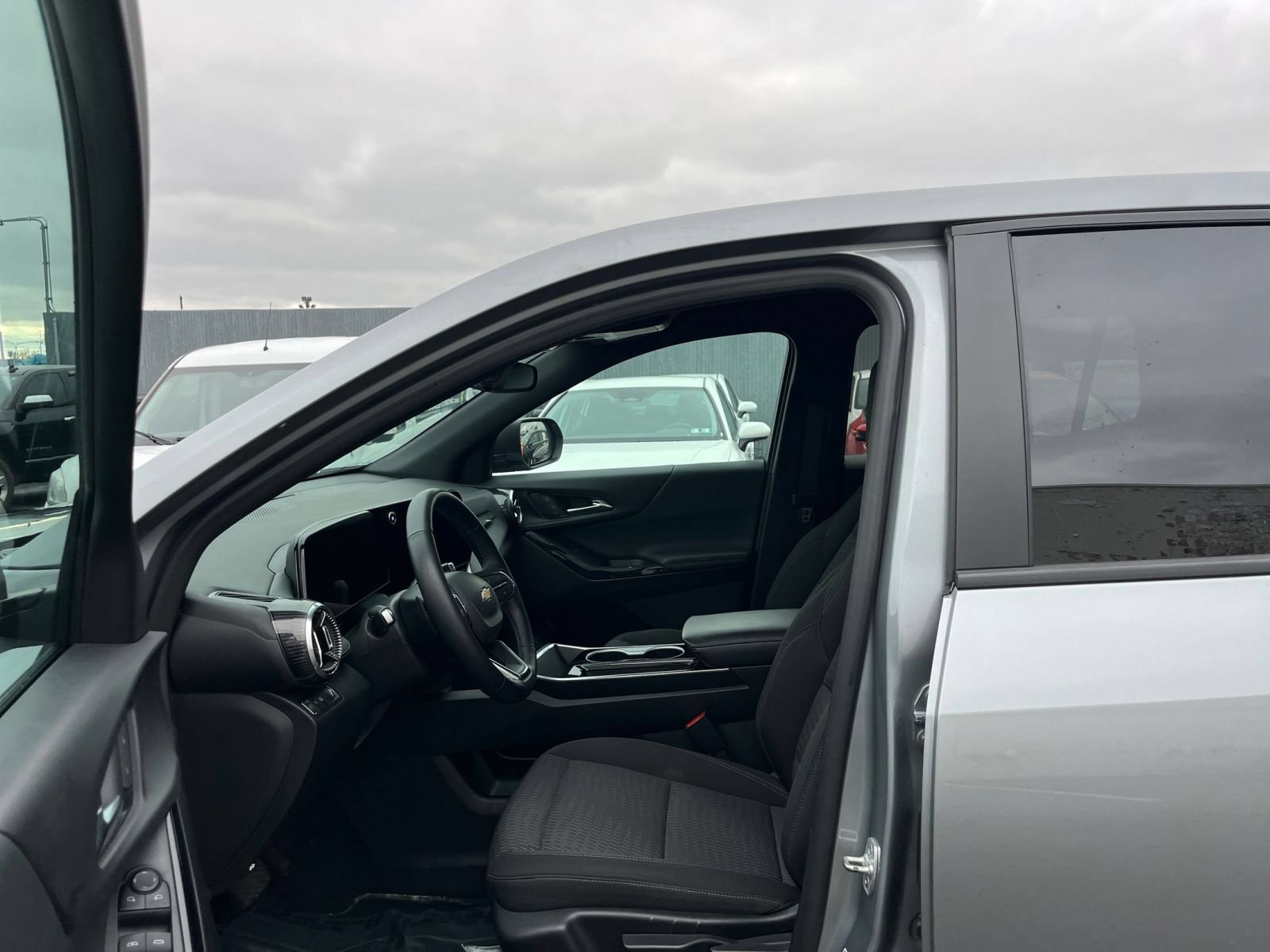 Used 2025 Chevrolet Equinox LT FWD image 27
