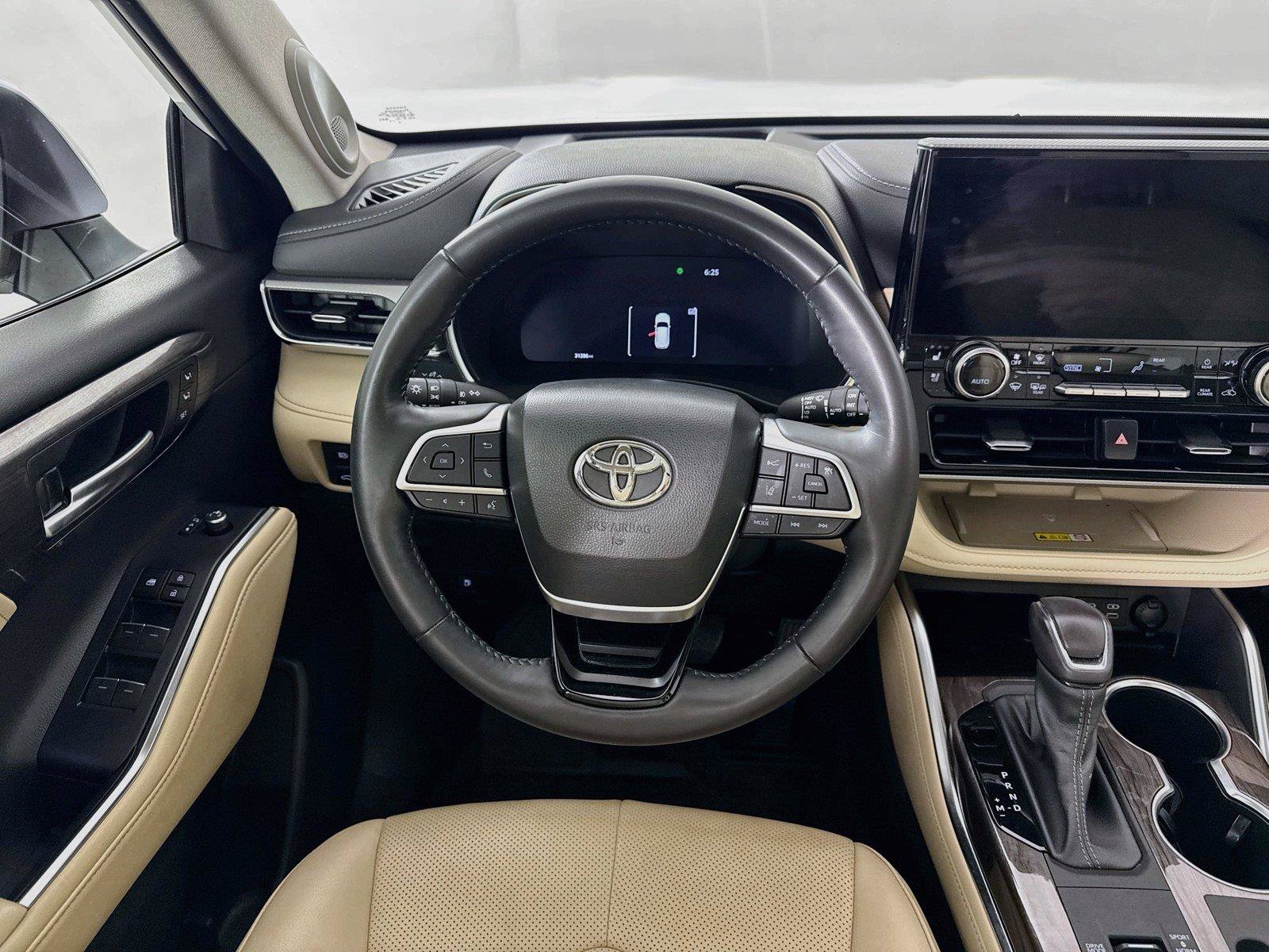 Used 2023 Toyota Highlander Platinum FWD image 37