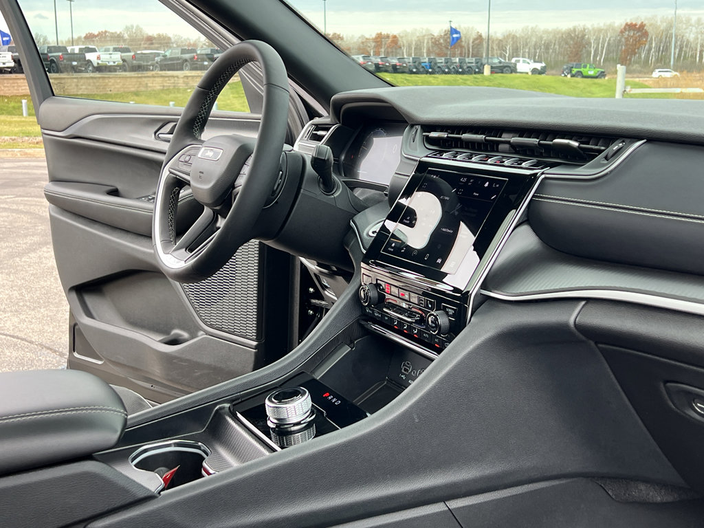 Used 2024 Jeep Grand Cherokee Altitude image 27