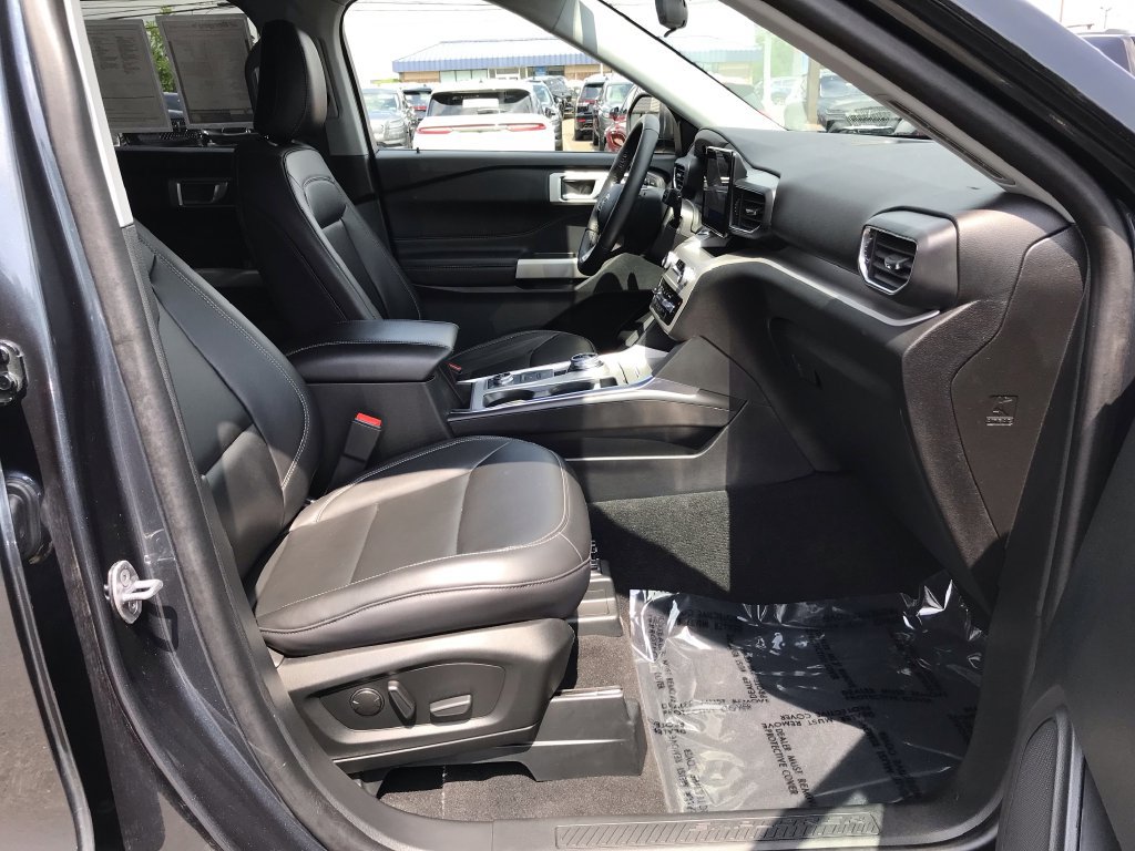 Used 2024 Ford Explorer XLT w/ Equipment Group 202A AWD/4WD image 18
