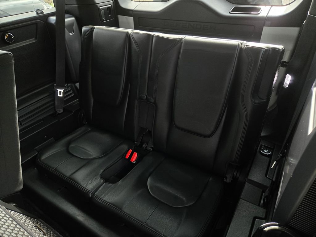 Used 2024 Land Rover Defender 110 X-Dynamic SE image 15