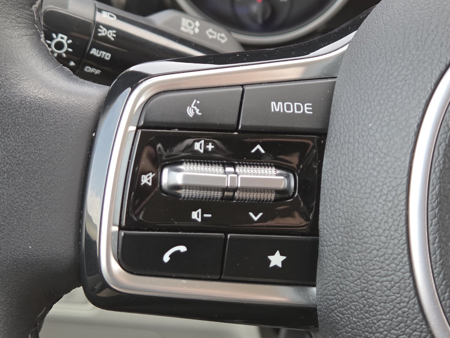 Used 2024 Kia Carnival EX FWD image 31