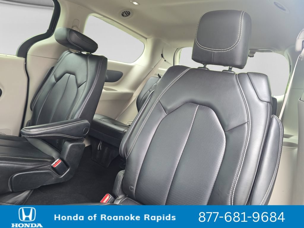 Used 2023 Chrysler Pacifica Touring-L FWD image 16