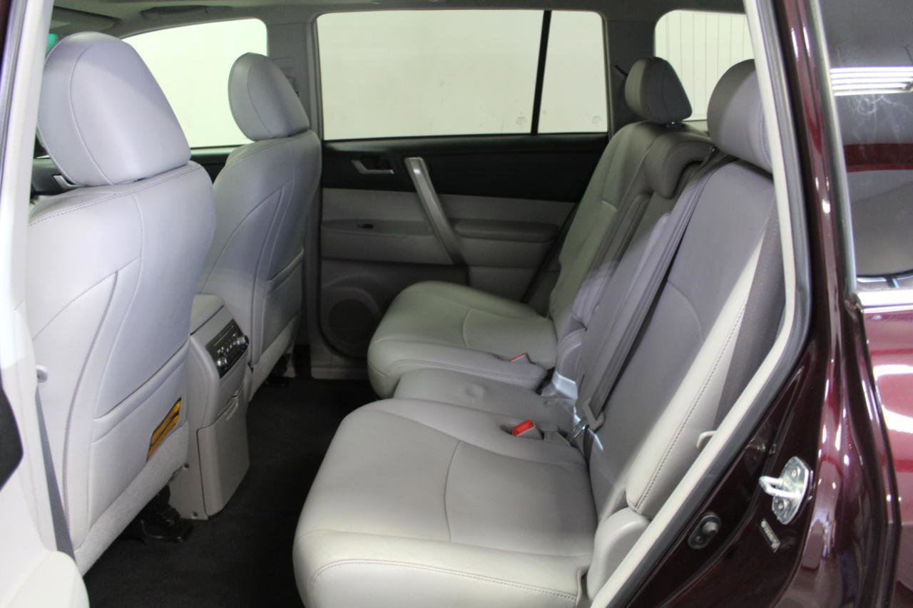 Used 2013 Toyota Highlander SE FWD image 22