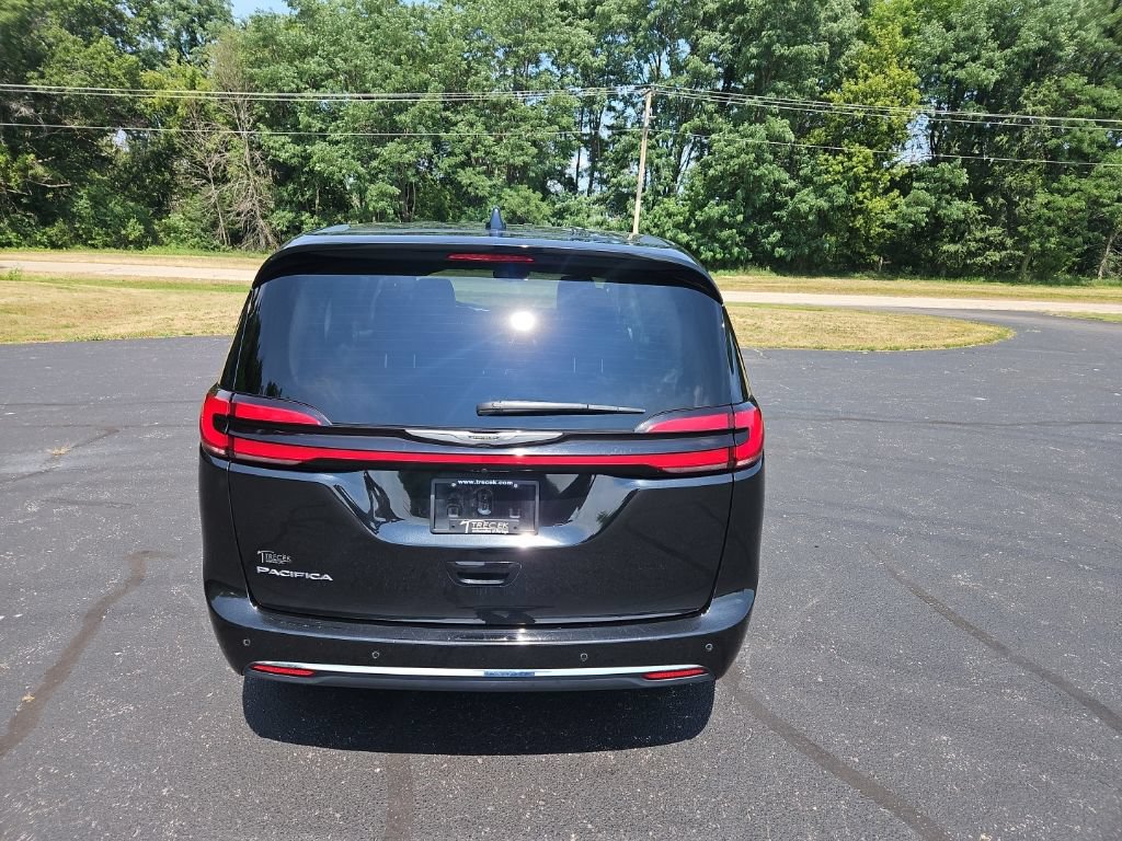 Used 2024 Chrysler Pacifica Touring-L FWD image 6