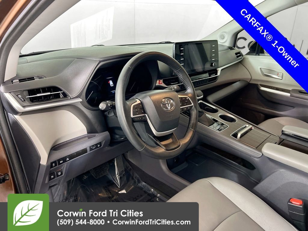 Used 2023 Toyota Sienna XLE w/ XLE Plus Package image 3