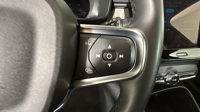 Used 2023 Volvo XC40 B4 Ultimate FWD image 16