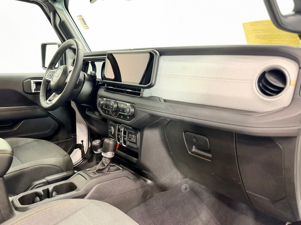 Used 2025 Jeep Wrangler Sahara AWD/4WD image 18