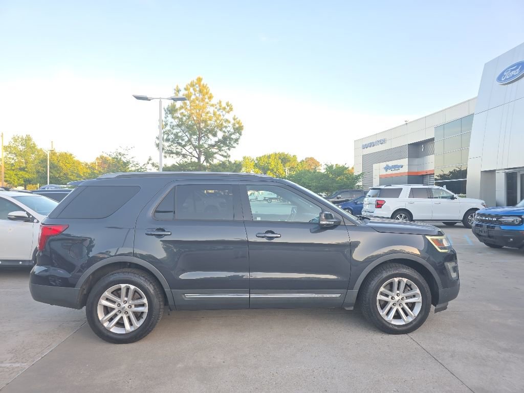 Used 2017 Ford Explorer XLT FWD image 4