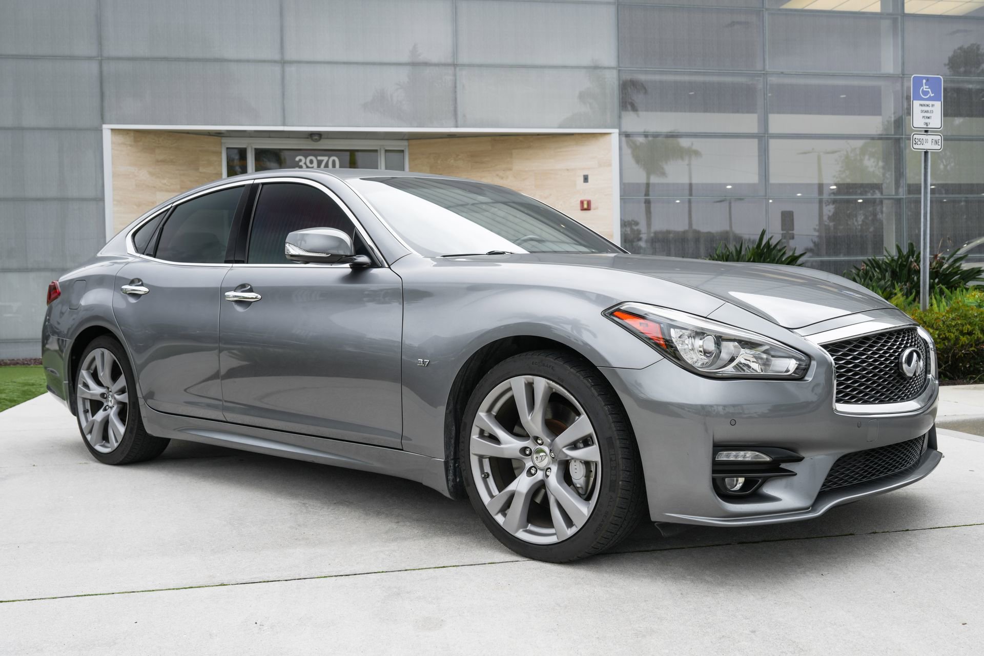 Used 2019 INFINITI Q70 Luxe w/ Sport Package image 4