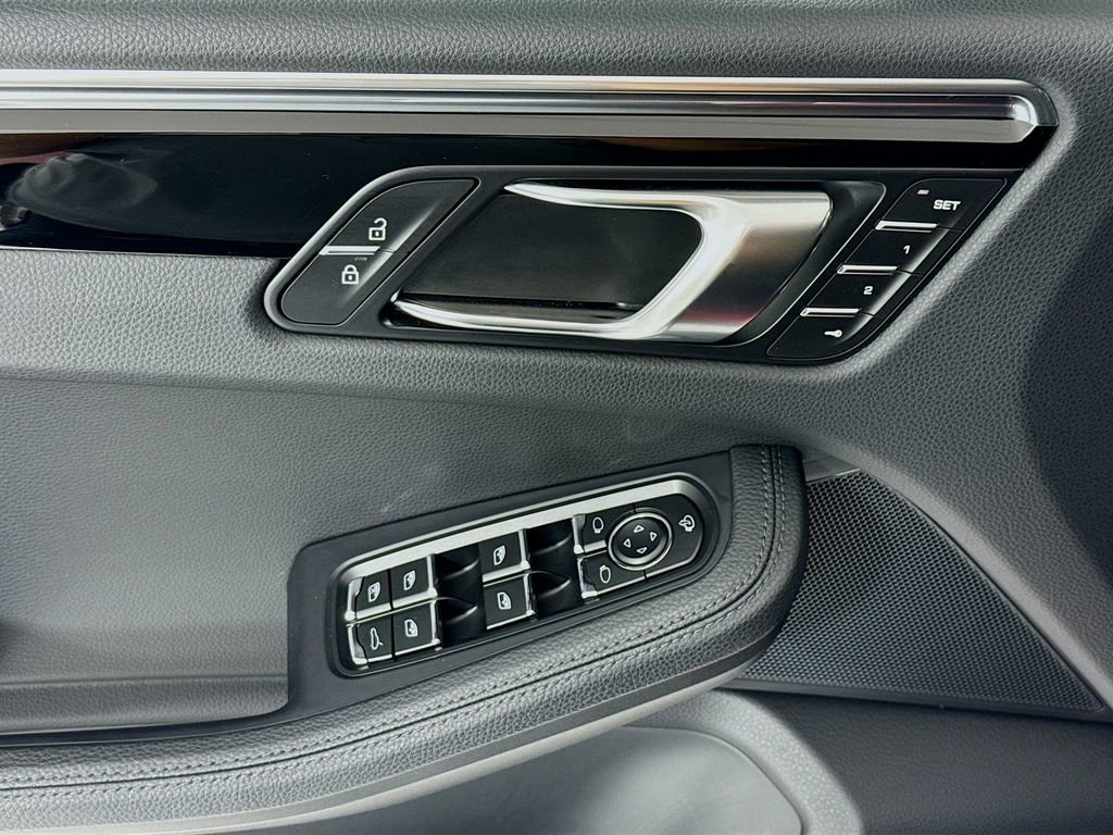 Certified 2025 Porsche Macan AWD/4WD image 11