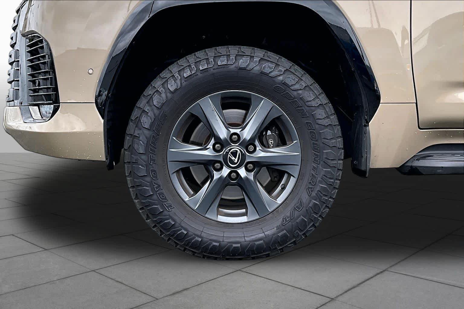 Used 2025 Lexus LX 700h Overtrail AWD/4WD image 11