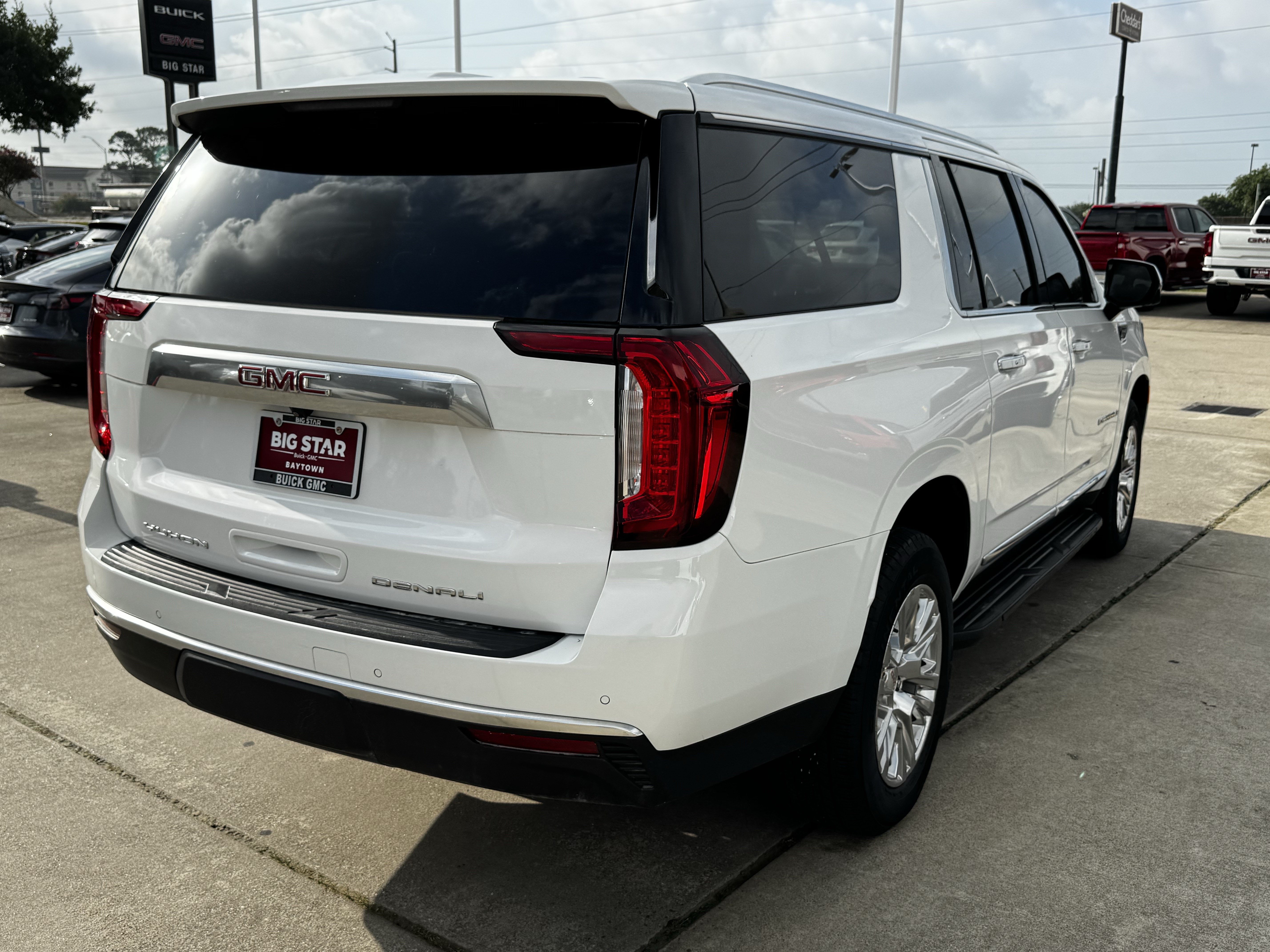 Used 2024 GMC Yukon XL Denali AWD/4WD image 8