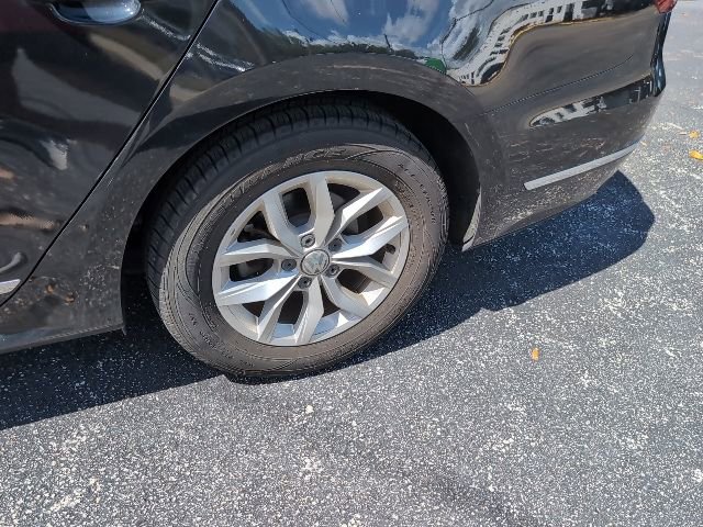 Used 2017 Volkswagen Passat 1.8T S image 7