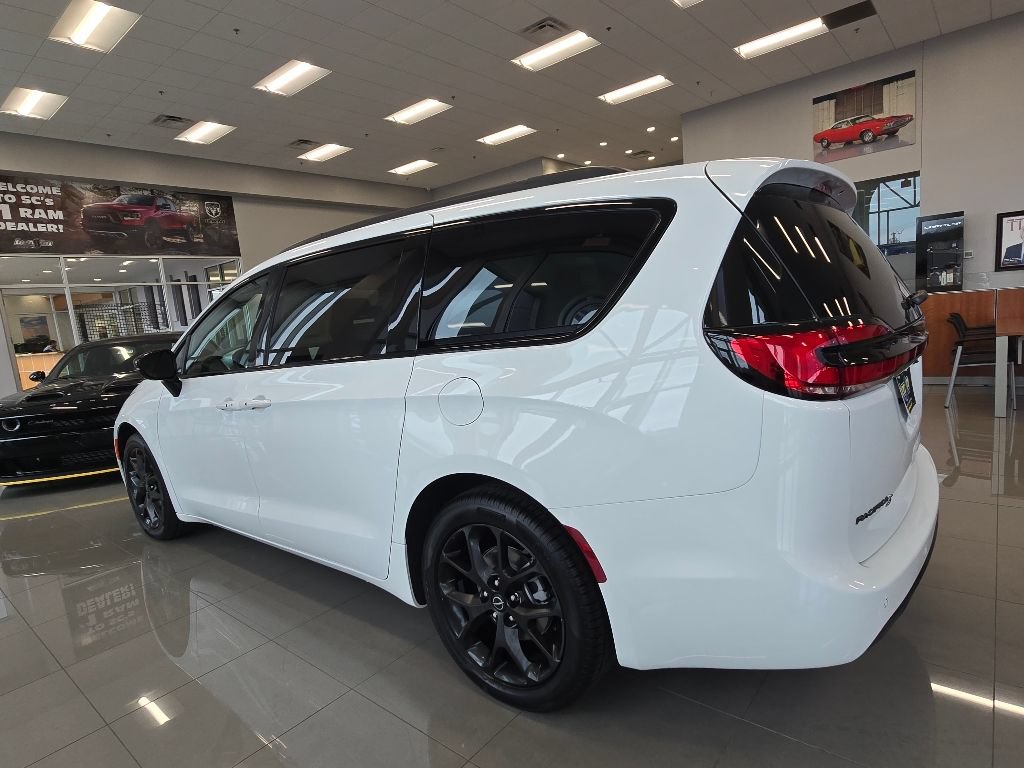 New 2026 Chrysler Pacifica Limited w/ Uconnect Theater Family Group FWD image 14