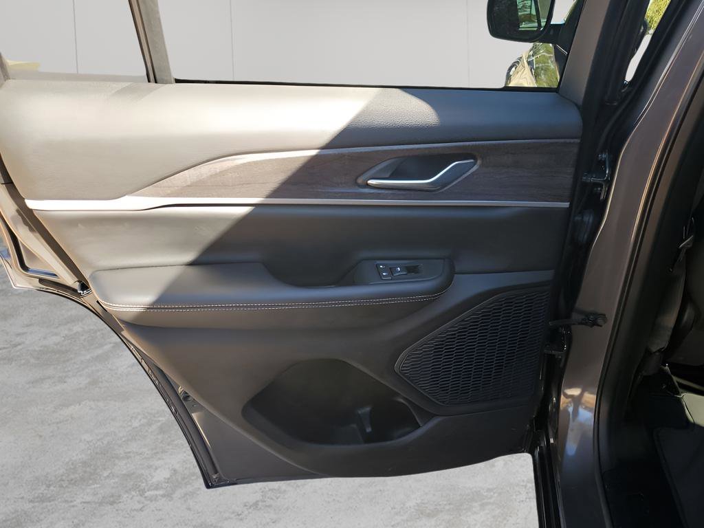 Used 2024 Jeep Grand Cherokee Limited image 17