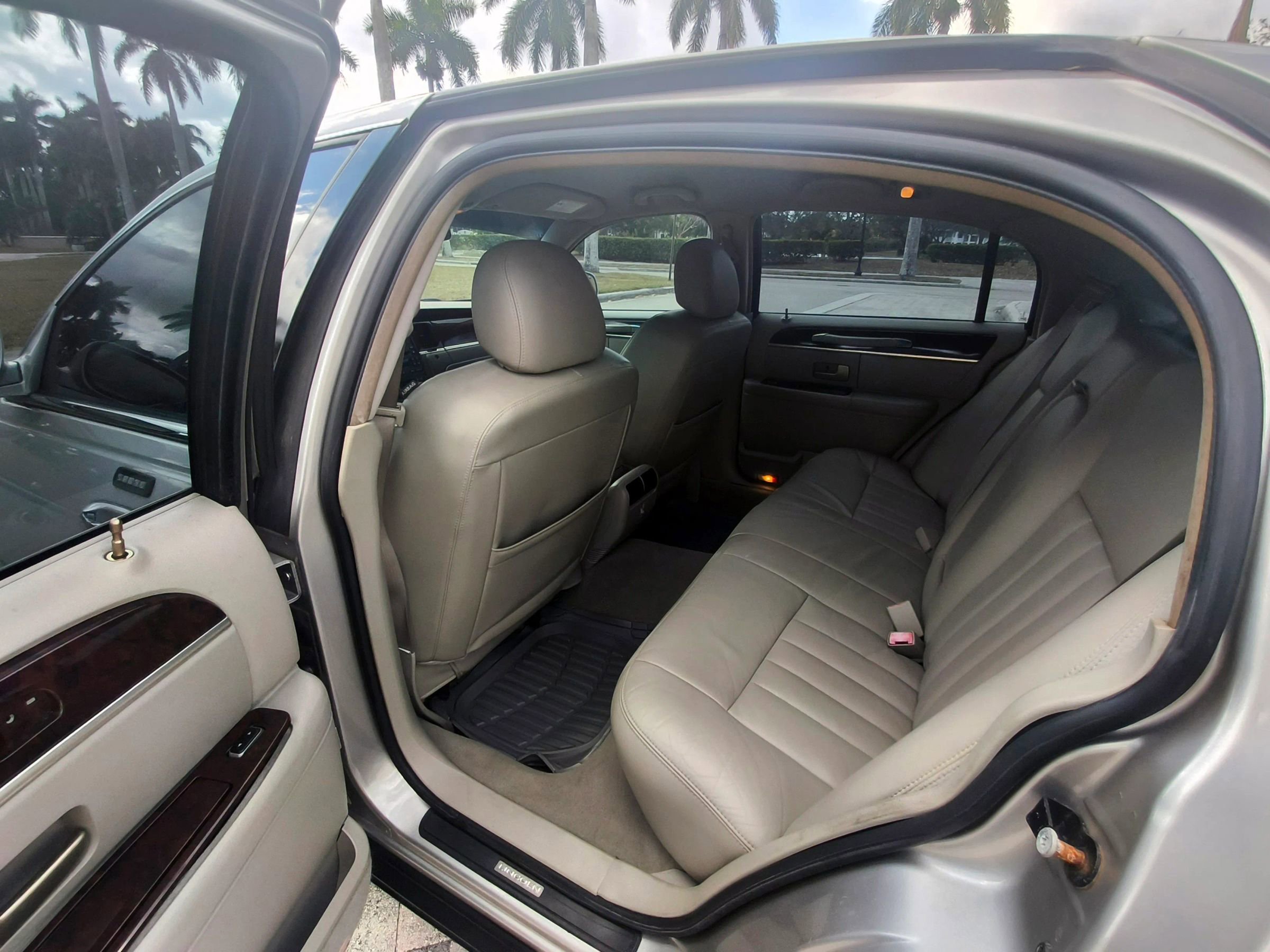 Used 2006 Lincoln Town Car Signature image 30