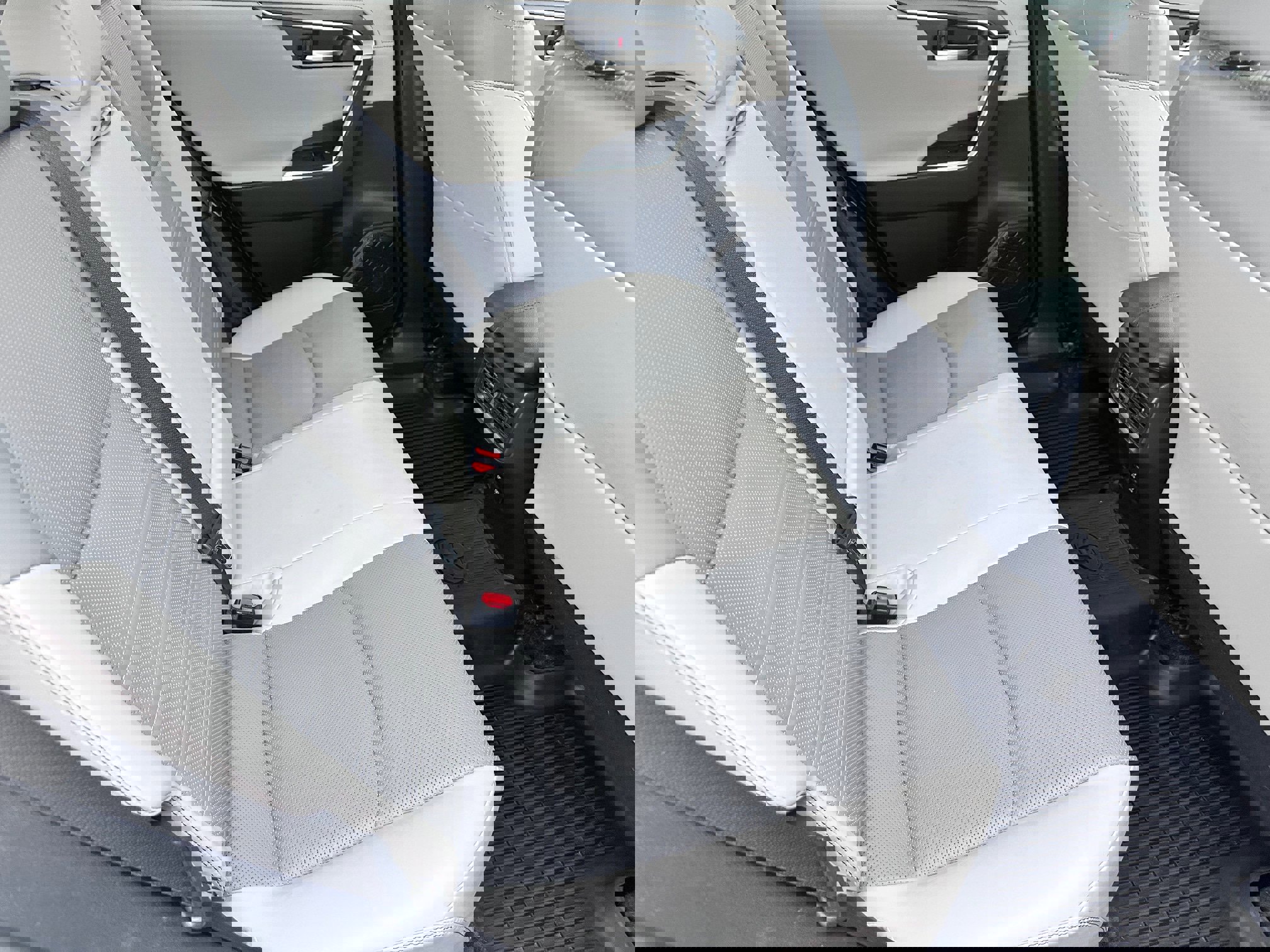 Used 2019 Toyota RAV4 Limited image 9