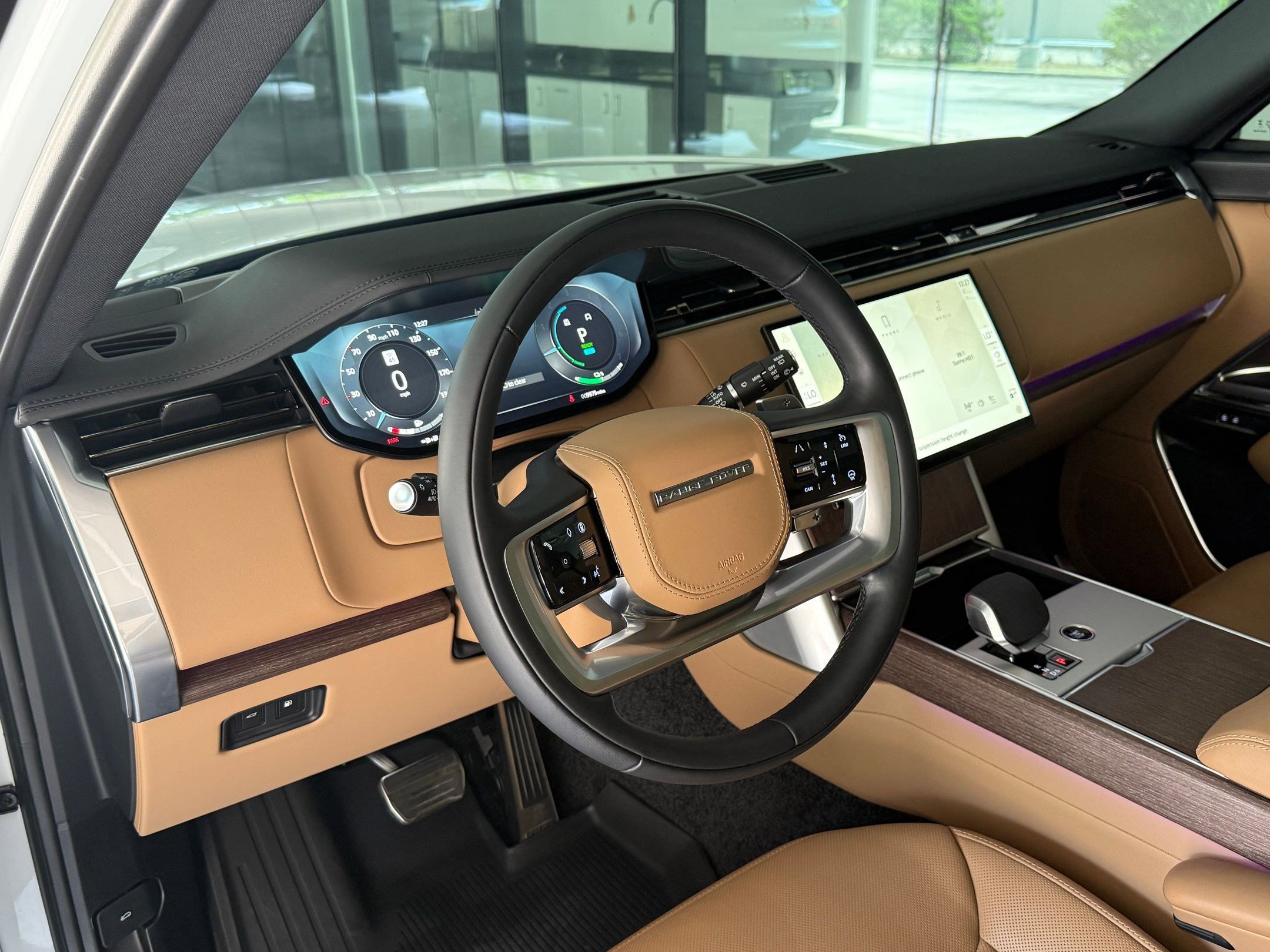 Used 2025 Land Rover Range Rover SE AWD/4WD image 4