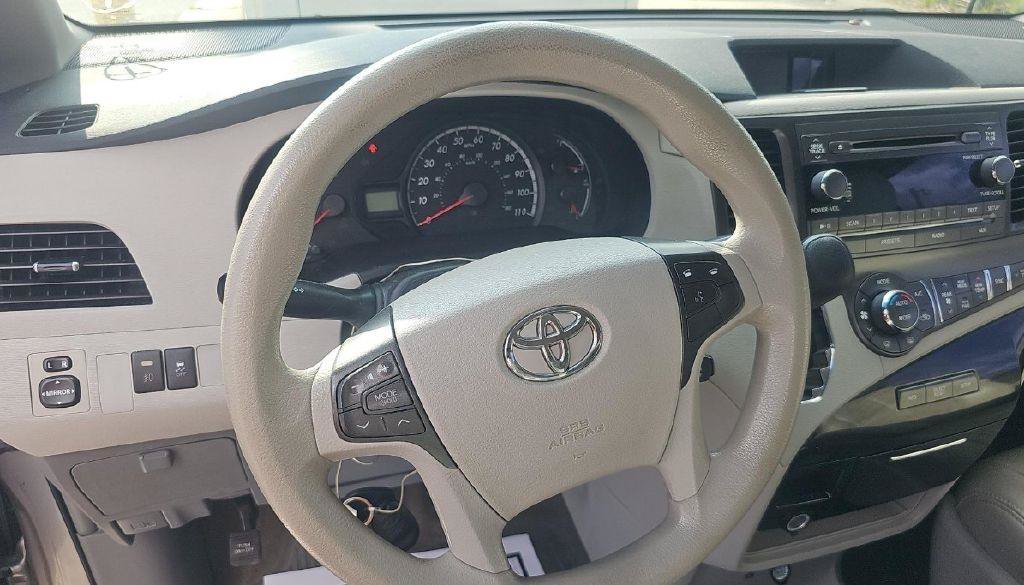Used 2014 Toyota Sienna LE FWD image 5