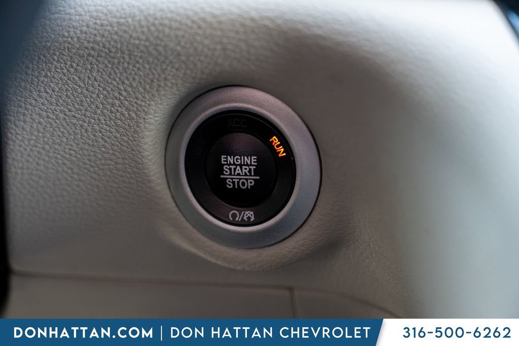 Used 2023 Chrysler Pacifica Touring-L image 15