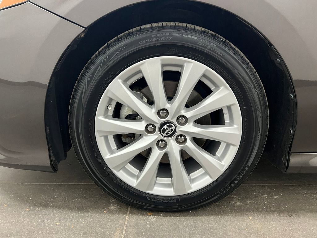 Used 2018 Toyota Camry LE image 29