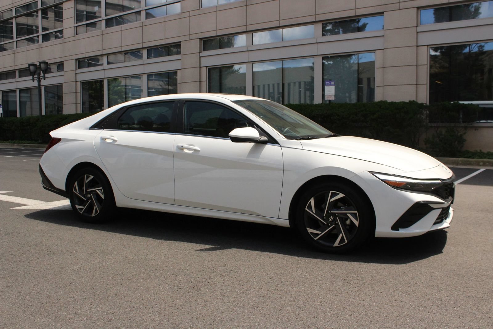 Used 2025 Hyundai Elantra SEL FWD image 2
