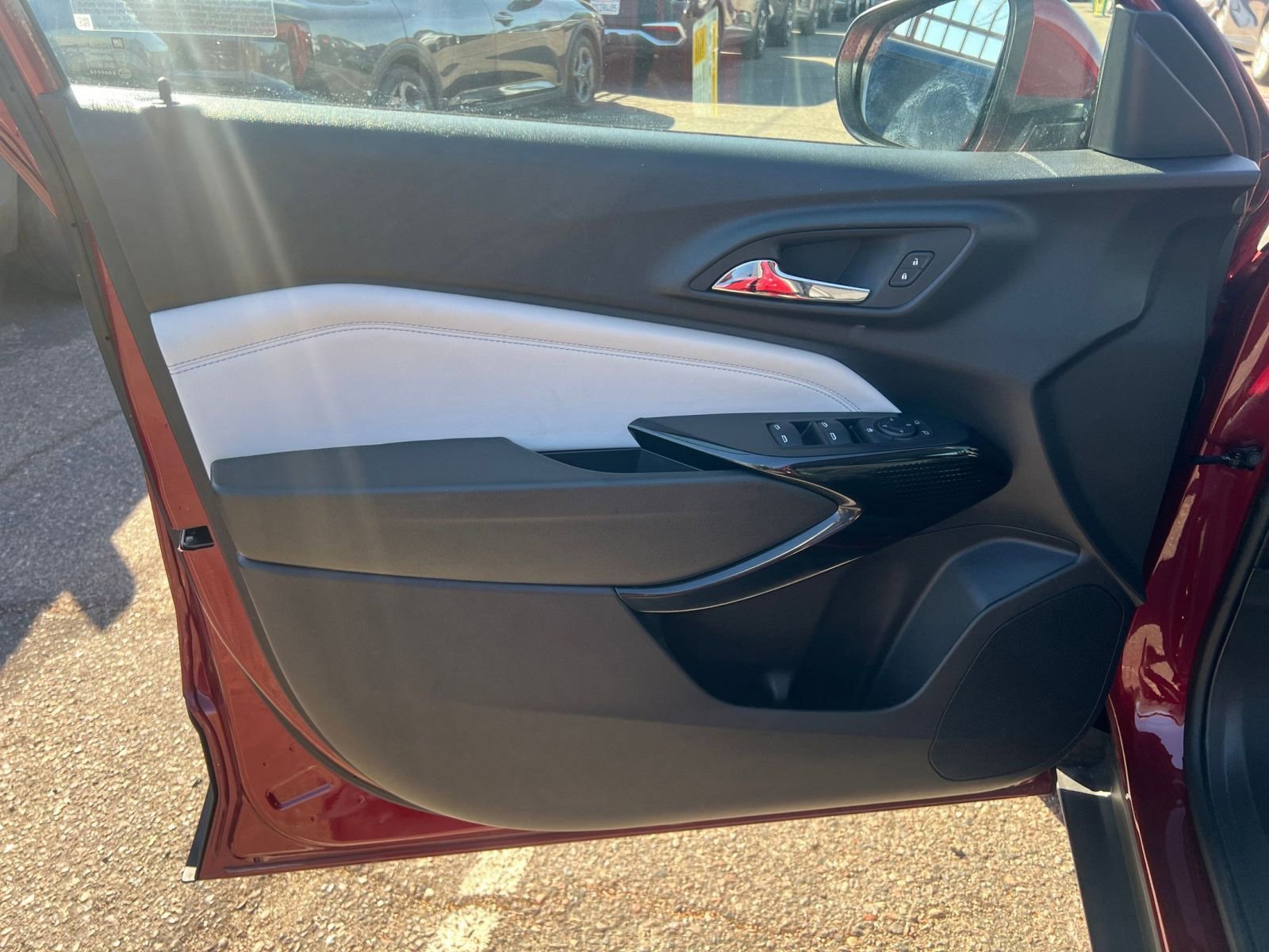 Used 2025 Chevrolet Trax LT FWD image 18