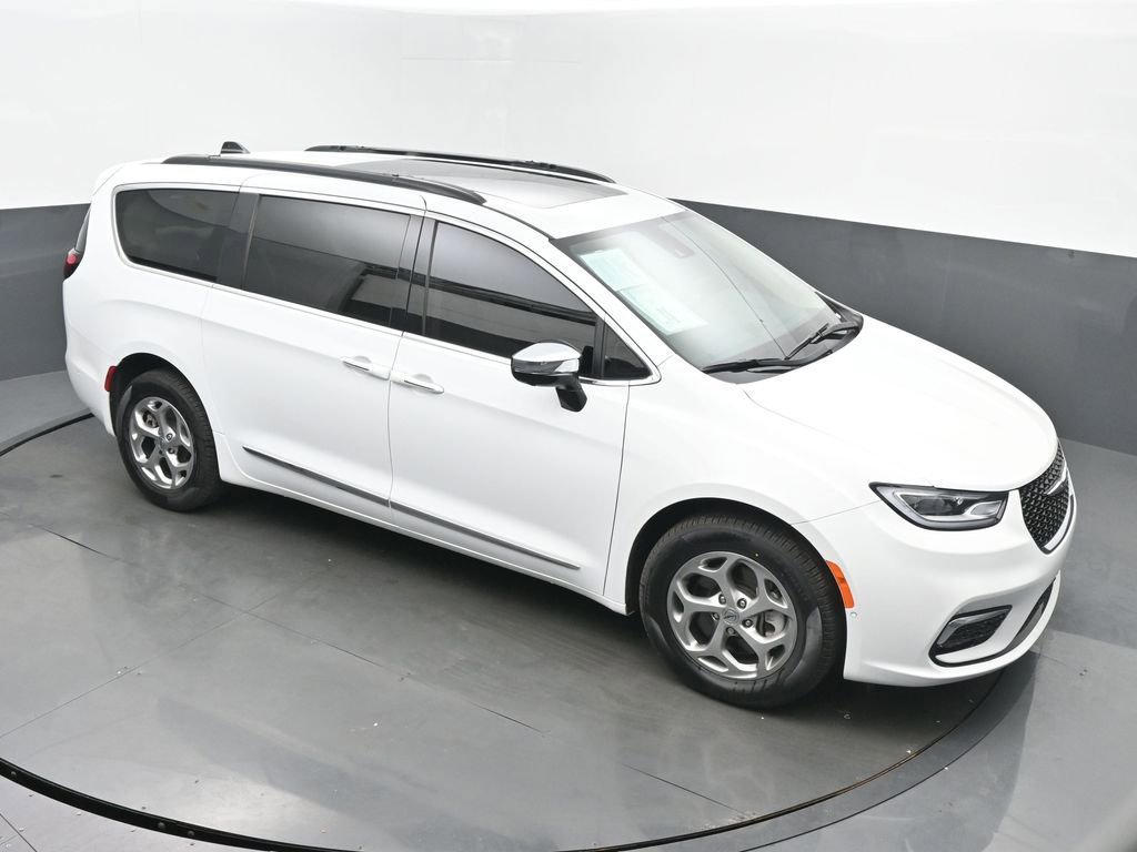 Used 2023 Chrysler Pacifica Limited AWD/4WD image 44