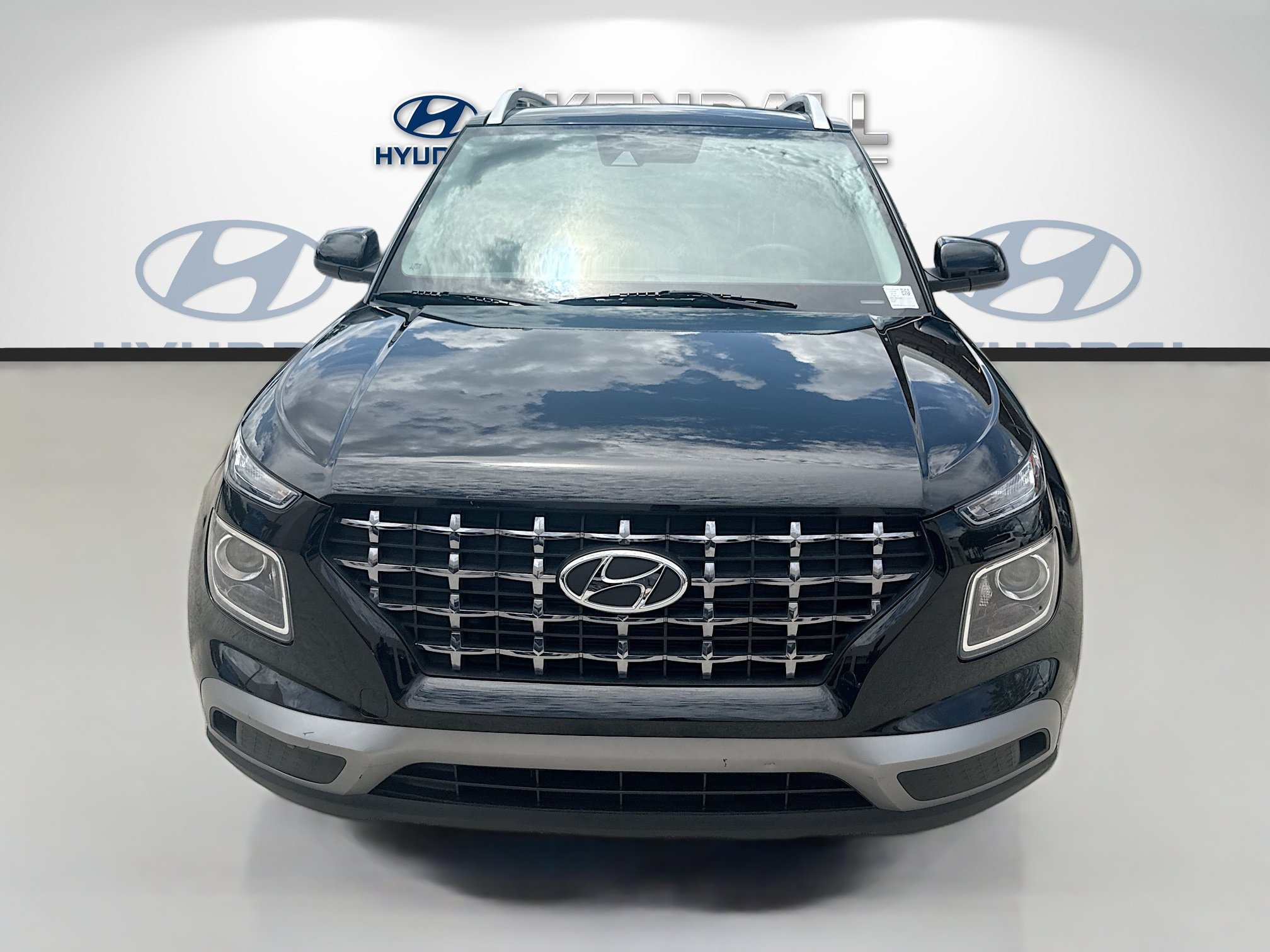 Used 2022 Hyundai Venue SEL FWD image 2