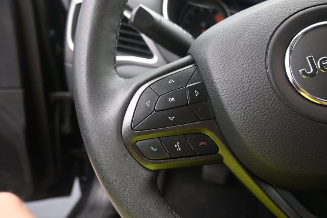 Used 2022 Jeep Cherokee Trailhawk AWD/4WD image 16