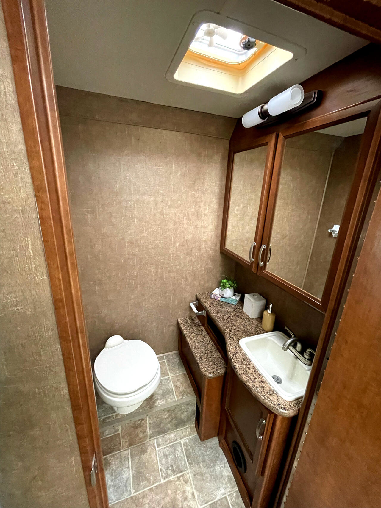 Used 2014 Ford F550 2WD Regular Cab Super Duty image 30