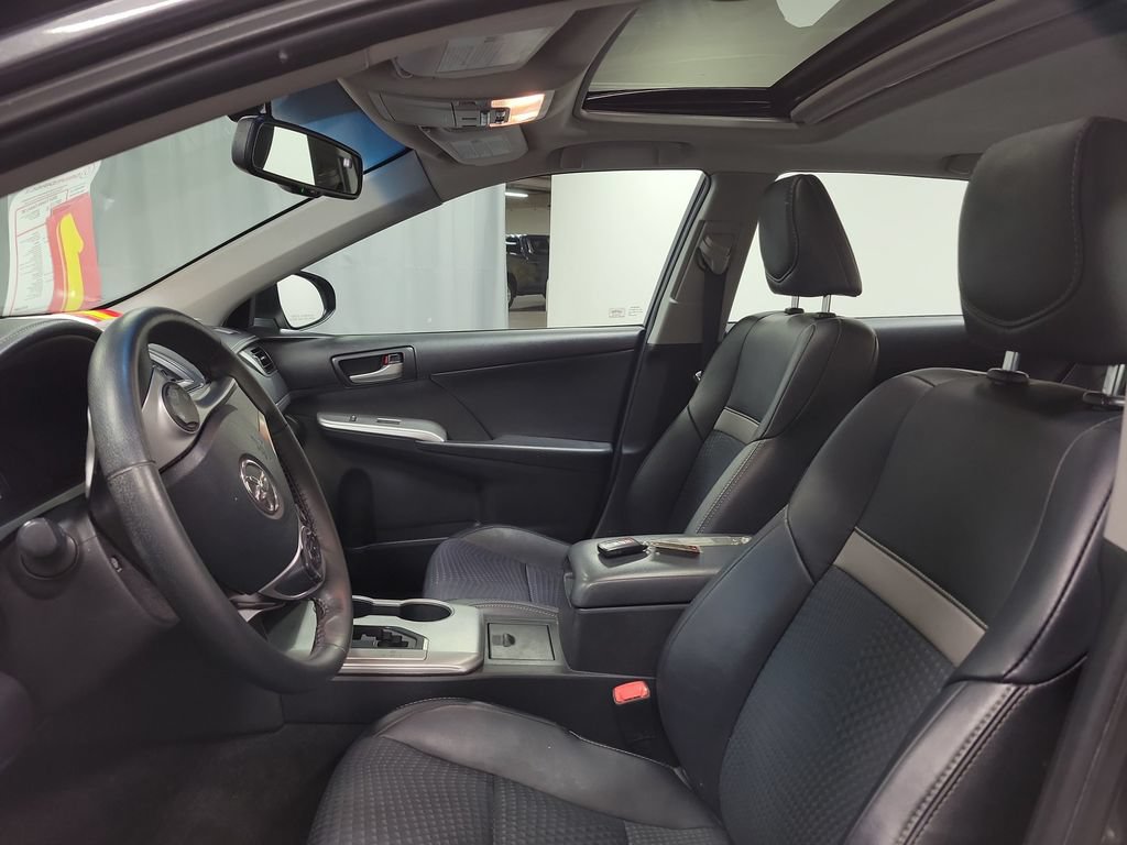 Used 2014 Toyota Camry SE w/ Moonroof Package FWD image 15