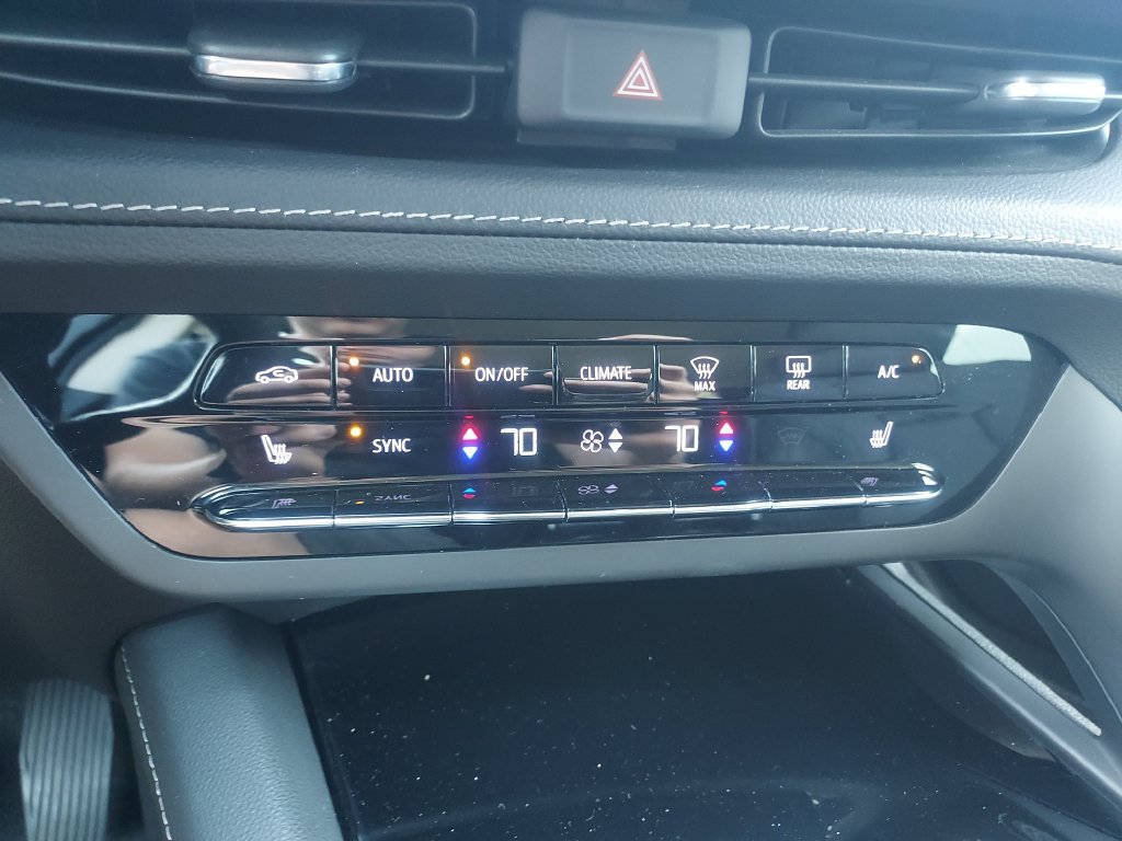 Used 2023 Buick Envision Essence FWD image 16