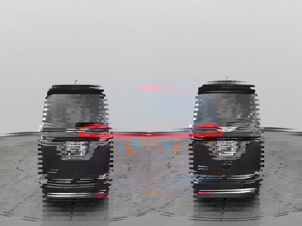 Used 2024 Chrysler Pacifica Touring-L image 5