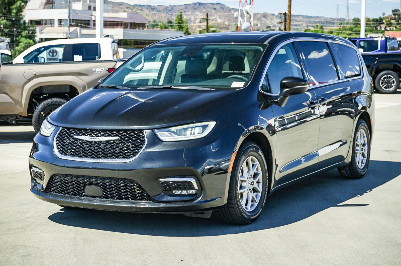 Used 2023 Chrysler Pacifica Touring-L FWD image 6