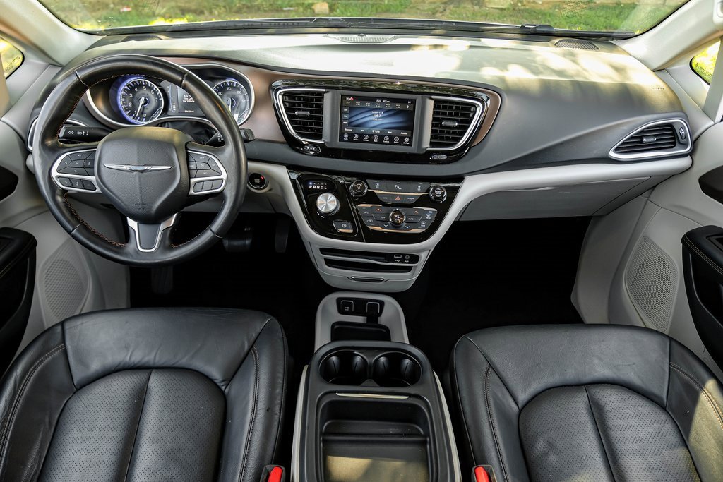 Used 2019 Chrysler Pacifica Touring-L image 5